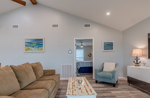 Spanish Grant Casa | Beach House! 2nd Row! 6 minutes to Galveston Activities!