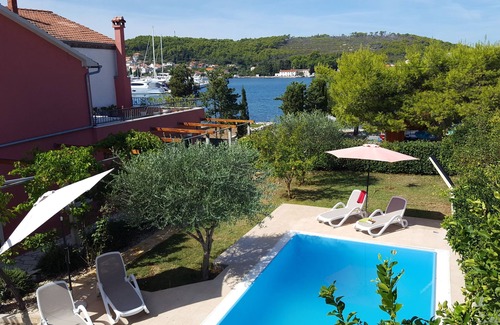 Sutomiscica Villa | Villa de lujo en la playa, terraza grande, piscina privada, jardín y patio