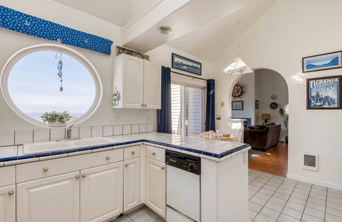 Seal Rock Casa | Beach House, Amazing Views, Pool Table, Large Deck, Room for the Whole Family