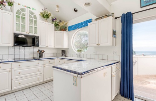 Seal Rock Casa | Beach House, Amazing Views, Pool Table, Large Deck, Room for the Whole Family