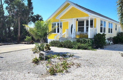 Harlem Heights Casa | ¡Linda casa de playa de 3 dormitorios ubicada a minutos de Fort Myers Beach!