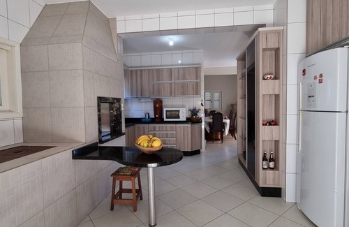 Itacolomi Casa | Beach house for families of up to 23 people in Piçarras / Beto Carrero