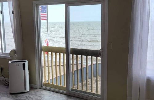 Oak Harbor Casa | Beach house close to Toledo, Cedar Point, and Put In Bay.