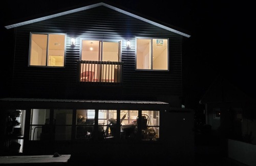 Oak Harbor Casa | Beach house close to Toledo, Cedar Point, and Put In Bay.