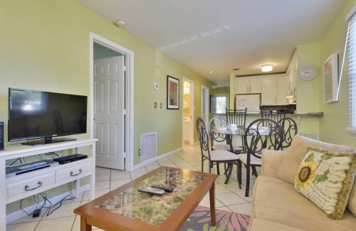 Truman Annex Casa | Beach House Condo by AvantStay Communal Pool Gated Community Great Location Week Long Stays