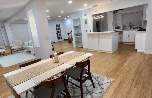 Long Beach Casa | BEACH HOUSE, FIVE Minutes walk to the beach, Very Spacious