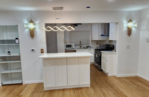 Long Beach Casa | BEACH HOUSE, FIVE Minutes walk to the beach, Very Spacious