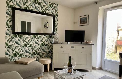 Arromanches-les-Bains Casa | Beach House & Patio by Melrose