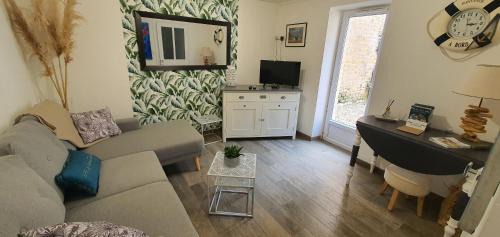 Arromanches-les-Bains Casa | Beach House & Patio by Melrose