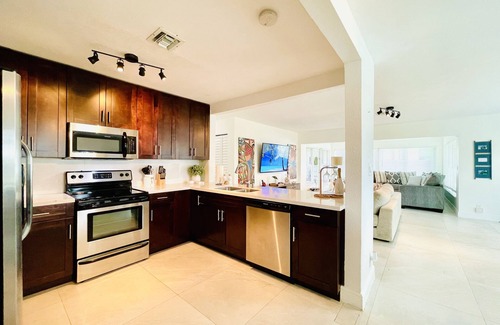 Dolphin Isles Casa | Beach House-Game room-Downtown-Heated Pool-HotTub