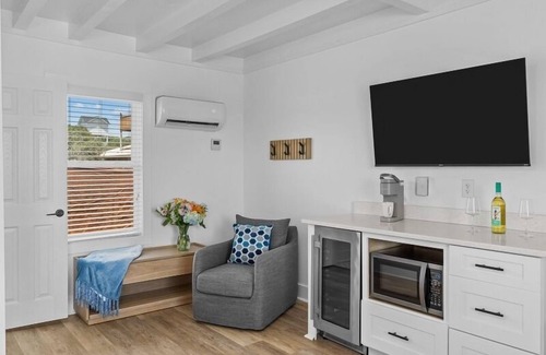 Yaupon Beach Hotel | Beach House OKI - Premium King Room in hotel on Oak Island, North Carolina