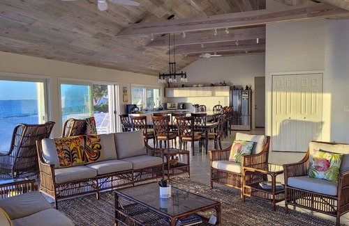 Treasure Cay Casa | Casa privada en playa exclusiva, justo en el agua.