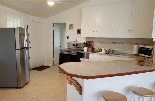 Makaha Casa | CASA DE PLAYA en la pintoresca playa de Makaha con WIFI de alta velocidad gratis y estacionamiento en el lugar