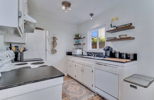 Crown Point Condominio | Beach House one block from Mission Bay w/AC
