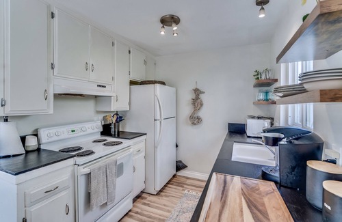 Crown Point Condominio | Beach House one block from Mission Bay w/AC