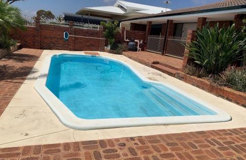 Beresford Casa | Beach House Opposite Ocean 4 Bed 2 Bathroom with pool