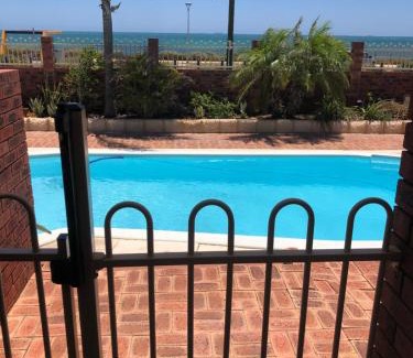 Beresford Casa | Beach House Opposite Ocean 4 Bed 2 Bathroom with pool