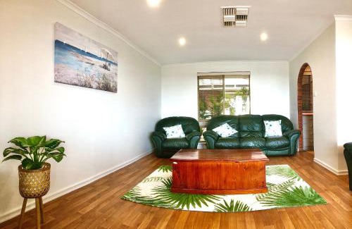 Beresford Casa | Beach House Opposite Ocean 4 Bed 2 Bathroom with pool