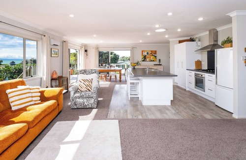 Te Awanga Casa | Beach House - pet Friendly - Ample Room for 2 Families - min 15 Night Stay