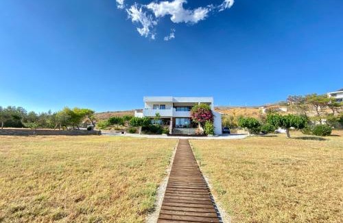 Karystos Casa | Beach house set in a beautiful bay