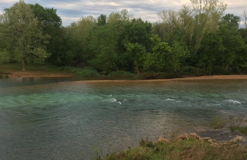 Pineville Cabina | Beach house-style cabin on the Elk River in Pineville, Missouri