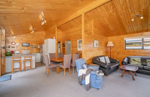 Pauanui Casa | Beach house vibes plus sleep out for 2nd family or teenagers. Pet friendly.