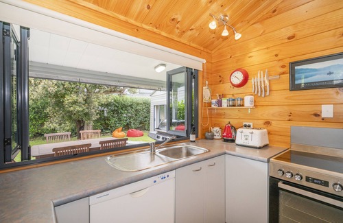 Pauanui Casa | Beach house vibes plus sleep out for 2nd family or teenagers. Pet friendly.