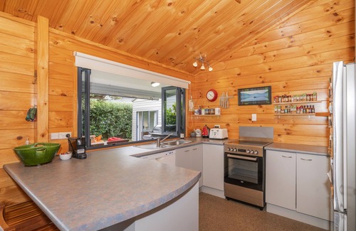 Pauanui Casa | Beach house vibes plus sleep out for 2nd family or teenagers. Pet friendly.
