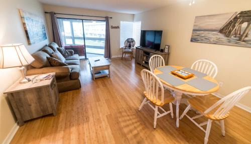 Oceanmarsh Subdivision Casa | Beach house villa! Screened in porch, with views!
