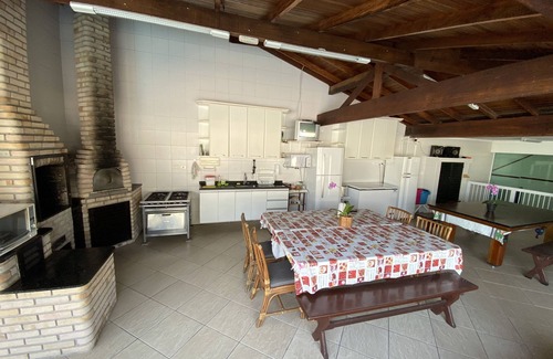 Boraceia Casa | Casa de playa con pisicina grande, cancha de tenis, squash y con 9 habitaciones.
