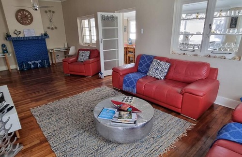 Knysna Central Casa | Beach House with DSTV & WIFI & basic housekeeping