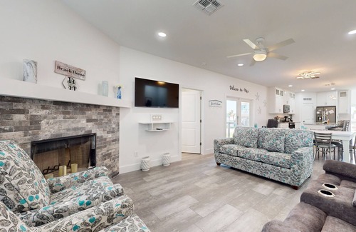 Bella Vista Casa | Beach house with full kitchen, W/D & access to community pool