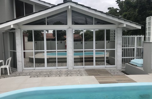Daniela Casa | casa de playa con piscina, zona de barbacoa y un parque, a 250 metros de la playa.