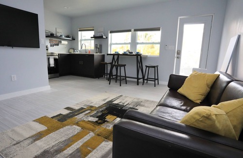 Laurel Condominio | Beach is only one a minute drive. Nicely remodeled condo.