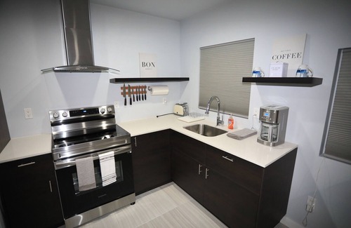 Laurel Condominio | Beach is only one a minute drive. Nicely remodeled condo.
