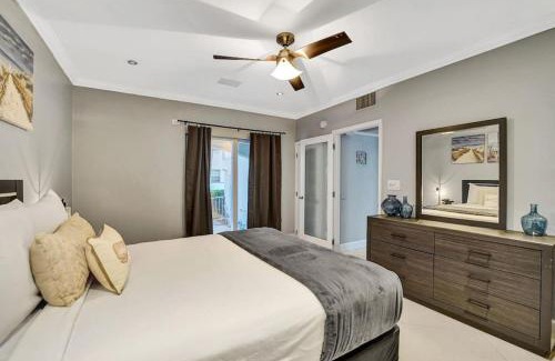 Hendricks and Venice Isles Apartamento | Beach Isles Modern 1BR Waterfront Apartment with Patio