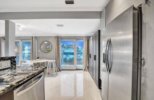 Hendricks and Venice Isles Apartamento | Beach Isles Modern 1BR Waterfront Apartment with Patio