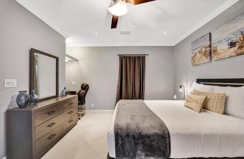 Hendricks and Venice Isles Apartamento | Beach Isles Modern 1BR Waterfront Apartment with Patio