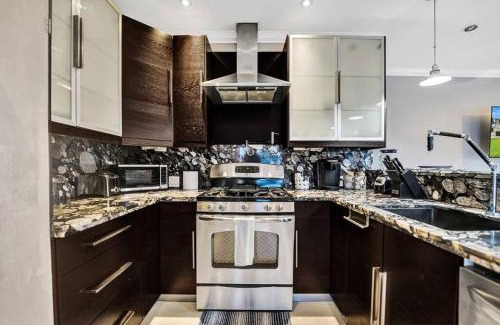 Hendricks and Venice Isles Apartamento | Beach Isles Modern 1BR Waterfront Apartment with Patio