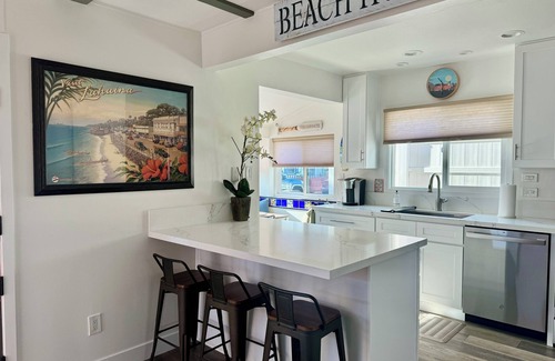 West Newport Cabaña | Beach it Here- 5 min. walk to the beach, remodeled and close to all amenities