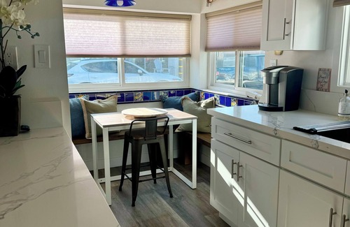 West Newport Cabaña | Beach it Here- 5 min. walk to the beach, remodeled and close to all amenities