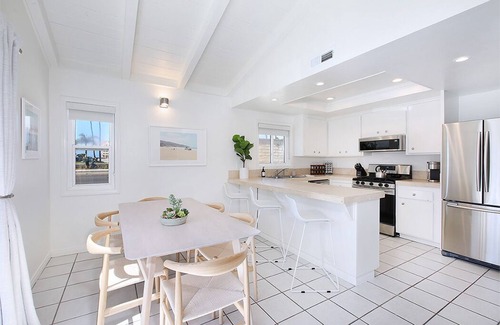 Newport Shores Apartamento | Beach living-Charming one bedroom lower unit