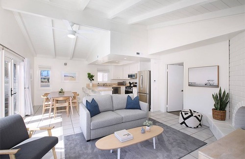 Newport Shores Apartamento | Beach living-Charming one bedroom lower unit