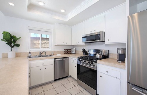 Newport Shores Apartamento | Beach living-Charming one bedroom lower unit
