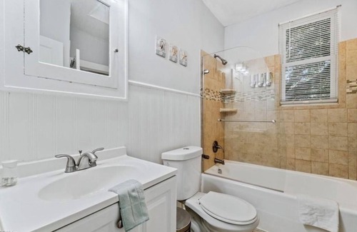 Norfolk Condominio | Beach Oasis in Willoughby with Cheseapeake Bay Views and Private Beach Access