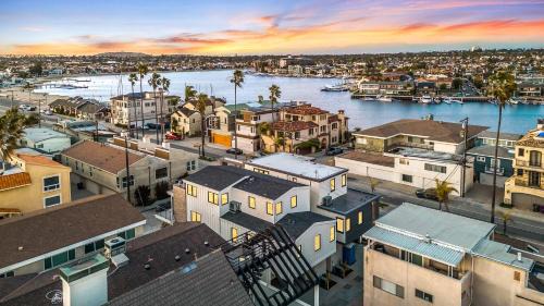 Peninsula Casa | Beach Paradise - Stunning 3-Story in Long Beach