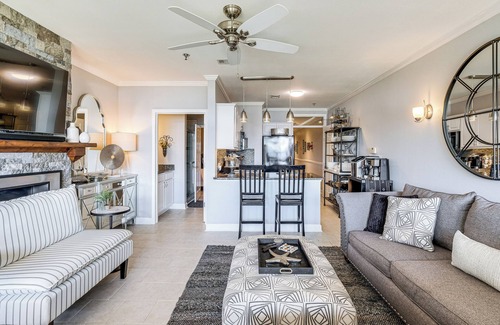 Smith Mountain Lake Condominio | Beach + Pool Access: Smith Mountain Lake Getaway!