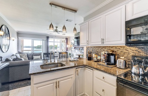 Smith Mountain Lake Condominio | Beach + Pool Access: Smith Mountain Lake Getaway!