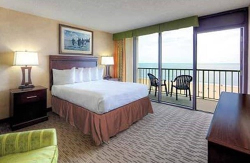 Northeast Virginia Beach Complejo | Beach Quarters 1BR 1BA with a nice Ocean Front Balcony - sleeps 6