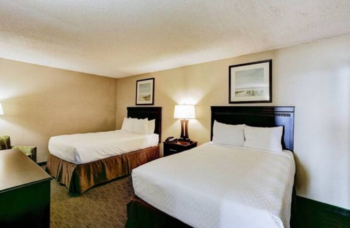 Northeast Virginia Beach Complejo | Beach Quarters Resort Oceanfront Condo with Oceanfront Balcony